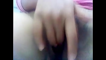 Una mujer se masturba por mi