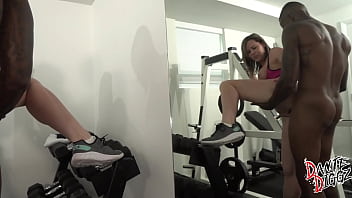 Bubble butt pawg hotwife riley jacobs squirts on a bbc during a gym session