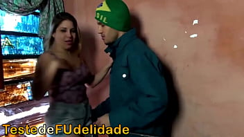 Beijo proibido desejo liberado no silencio da noite