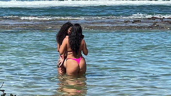 Duas gostosas curtindo a praia da enseada dos corais cabo pe