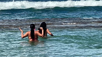 Duas gostosas curtindo a praia da enseada dos corais cabo pe