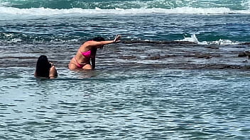 Duas gostosas curtindo a praia da enseada dos corais cabo pe