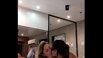 Vem cá amiga chega mais perto eu não mordo eu só beijo e chupo kkkkkkkkkk