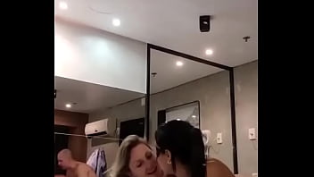 Vem cá amiga chega mais perto eu não mordo eu só beijo e chupo kkkkkkkkkk