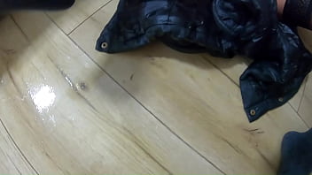 Dirty milf loves golden pee preview