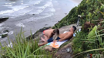 Flagrante homem transando com loira gostosa na praia itanhaem
