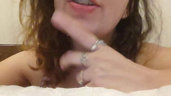 Ela gosta de guiar a punheta do jeitinho dela joi