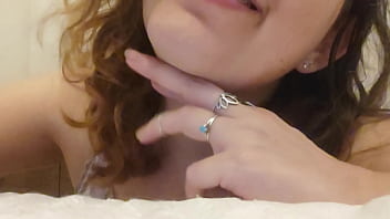 Ela gosta de guiar a punheta do jeitinho dela joi