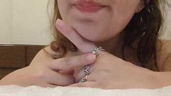 Ela gosta de guiar a punheta do jeitinho dela joi