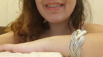 Ela gosta de guiar a punheta do jeitinho dela joi