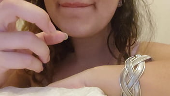 Ela gosta de guiar a punheta do jeitinho dela joi