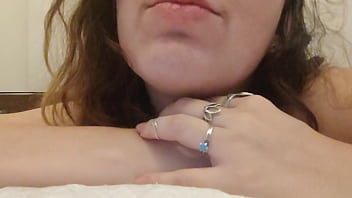 Ela gosta de guiar a punheta do jeitinho dela joi