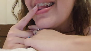 Ela gosta de guiar a punheta do jeitinho dela joi