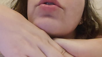 Ela gosta de guiar a punheta do jeitinho dela joi