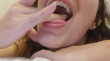 Ela gosta de guiar a punheta do jeitinho dela joi