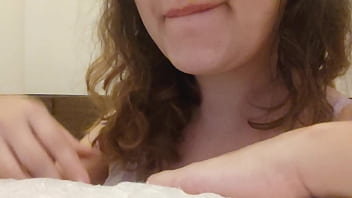 Ela gosta de guiar a punheta do jeitinho dela joi