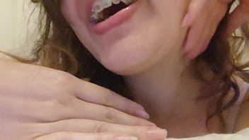 Ela gosta de guiar a punheta do jeitinho dela joi