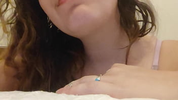 Ela gosta de guiar a punheta do jeitinho dela joi