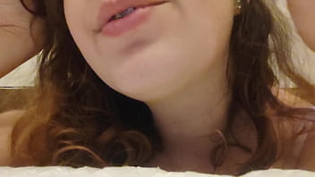 Ela gosta de guiar a punheta do jeitinho dela joi