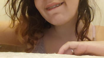 Ela gosta de guiar a punheta do jeitinho dela joi