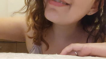 Ela gosta de guiar a punheta do jeitinho dela joi