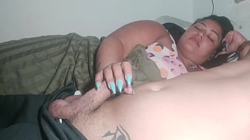 Gosei na garganta da minha irmão com nossa mãe na sala vendo tv