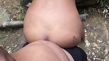 Levei minha melhor amiga na cachoeira e acabei comendo ela