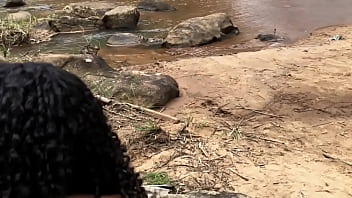Levei minha melhor amiga na cachoeira e acabei comendo ela
