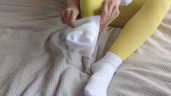 Sockjob by girlfriend in yellow pantyhose and white ankle socks