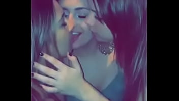 Garotas se beijando na festa