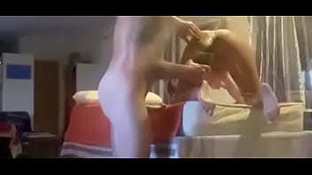 Zorra se pone cachonda con champan en el culo