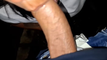 Foda noturna na ela se exibe e toma pau na praça