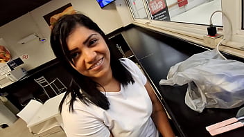 Foda noturna na ela se exibe e toma pau na praça