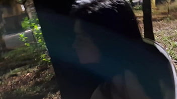 Foda noturna na ela se exibe e toma pau na praça