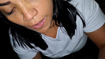 Foda noturna na ela se exibe e toma pau na praça