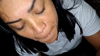 Foda noturna na ela se exibe e toma pau na praça