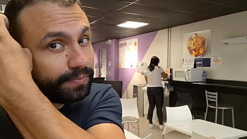 Foda noturna na ela se exibe e toma pau na praça