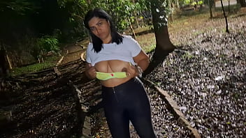 Foda noturna na ela se exibe e toma pau na praça