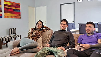 Mi amigo no te merece porque te engaña dejame follarte el culo y te cuento todo