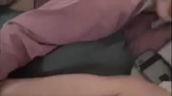 Hermanastros juegan a las cogidas mientras sus padres no estan