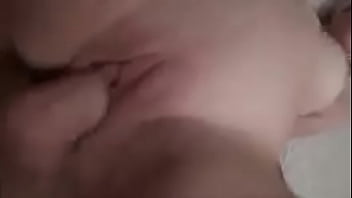 Hermanastros juegan a las cogidas mientras sus padres no estan