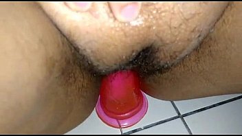 Esposa brincando no banheiro