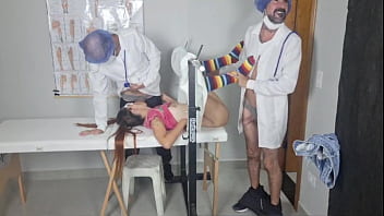 Equipe de ginecologistas atende a primeira vez da paciente