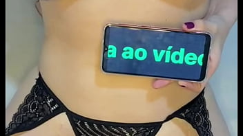 A novinha safada não aguentou e pediu pra meter tudo dentro dela pra sentir ele gozar e pulsar