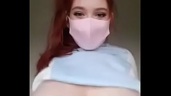 Mujer joven de enormes pechos Mujer joven de enormes pechos