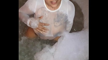 Chica cachonda termina muy mojada despues de la paja