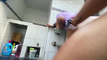 Padrastro pervertido le cepilla los dientes a su hijastra golosa con la verga cuando la encuentra en el lavado