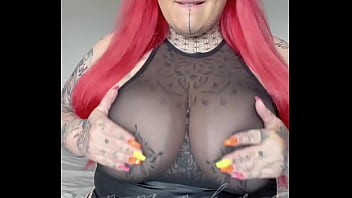 Tu aimes ce que tu vois mes seins attendent ta bite pour que tu puisses les