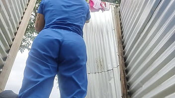 Mujer Grabada En Cabina De Playa Por El Lente De La Camara thumbnail