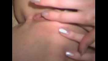 Bionda si sditalina la figa e il culo